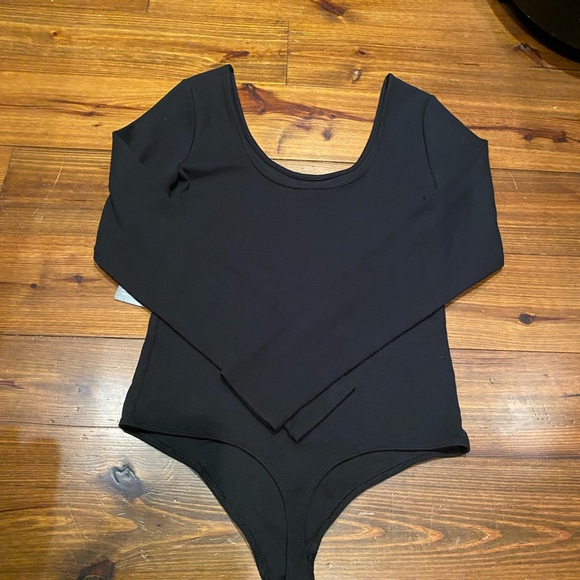 Express Ladies Black Ribbed Scoop Neck Bodysuit Long Sleeve NWT Size L - Picture 2 of 3